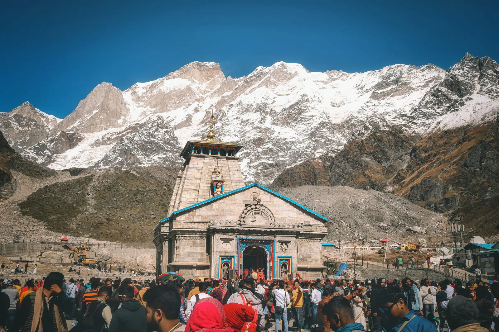 Kedarnath Temple surrounded by Himalayan mountains in Uttarakhand, India.